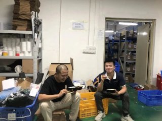 AI风口下的创业者，人力缩减一半，靠AI开了几十家店