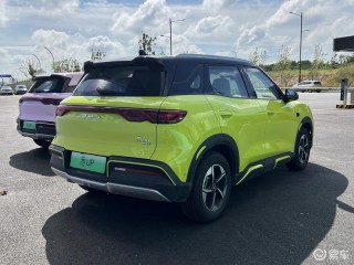 比亚迪元UP 301KM领航型上市 售价7.48万元