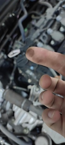 发动机机油盖周围有油，机油盖有油渍正常吗