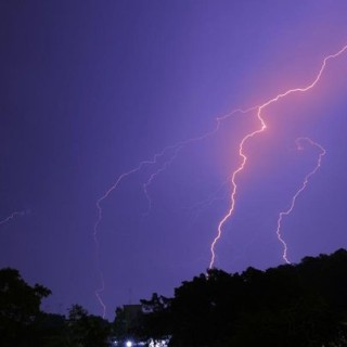 打雷可以玩电脑吗？打雷对电脑有影响吗？