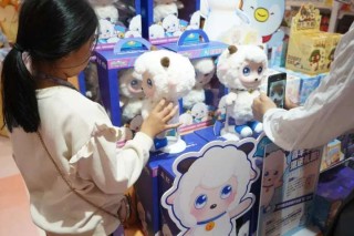 从谷子到AI玩具，情绪价值收割Z世代的千亿孤独税