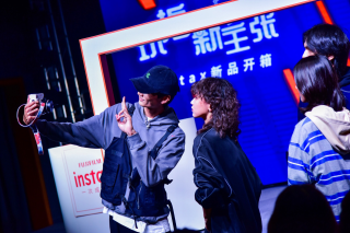富士instax新品开箱 跨界达人玩拍新主张