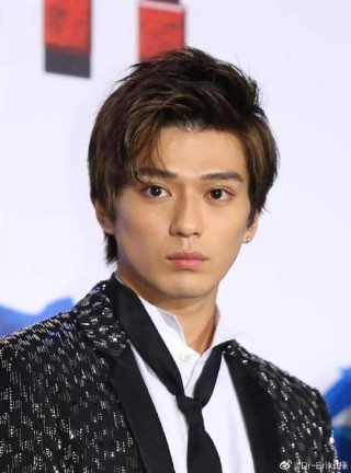 粉絲表示失望！新田真劍佑收費粉絲會官網不更新，卻在疫情期間到沖繩約會。