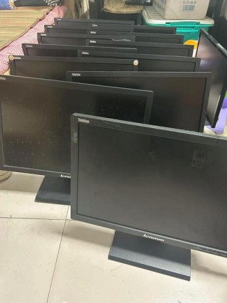 只有显示器也可以当电视用哦~电脑显示器秒变电视机使用，只需要根这样的线就可以了
