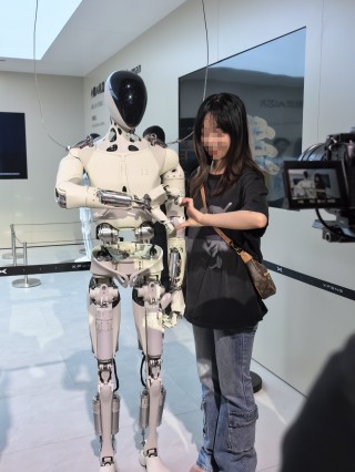 人形机器人抢镜车展，商业化拐点提速到来