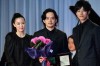 【日娛】池松壮亮、松岡茉優、清原果耶、成田凌獲「第32回日刊體育電影大賞」殊榮，在前屆得主的手上接過獎項。