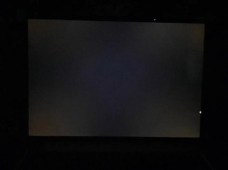 电脑屏幕中间、角落漏白光怎么办？