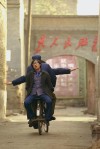 在贾樟柯的《一个桶》中iPhoneXS扮演了何种角色