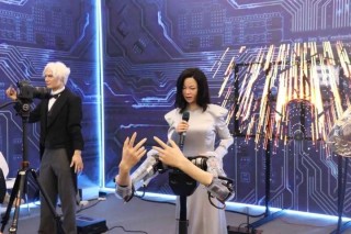 文旅演艺新模式：人类导演+AI编剧+机器人演员