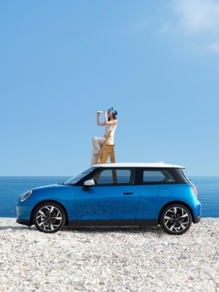 电动MINI COOPER推出海盐蓝限定配色 新车限时售20.68万元