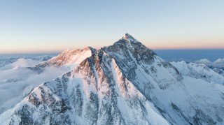 大疆Mavic 3飞跃珠峰 卓越影像见证非凡景象