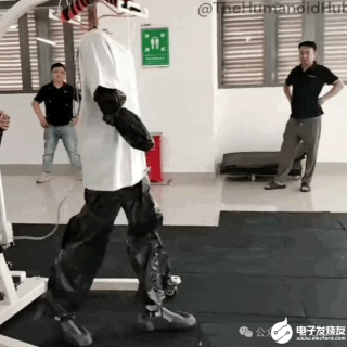 近日深圳人形机器人街上溜达，引发国外媒体网友极度关注