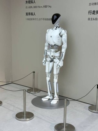 小鹏汽车展出全新人形机器人Iron