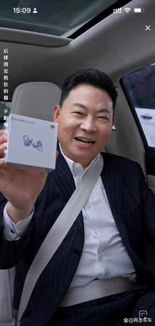 余承东现场玩转“巨幕手机”灵犀指向遥控非常给力