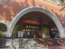 我去广州新华书店走了一圈，发现这里正被AI教育硬件包围