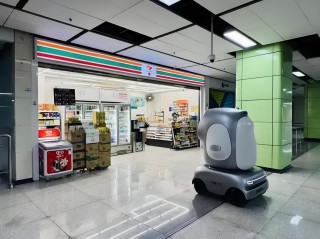 全球首例 深圳机器人搭地铁送货