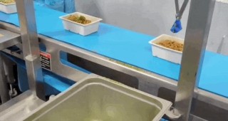 AI 在餐饮界也卷出了“萝卜快跑”，打饭比食堂阿姨手稳，炒菜接近大厨