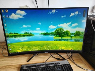 电脑显示器曲面屏和平面屏哪个好？