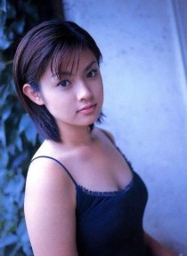 深田恭子一席藍色長裙宣布回歸，粉絲大感歡喜同時給予關心。