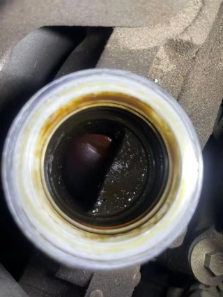 汽车轻微烧机油怎么办，烧机油用什么粘度机油