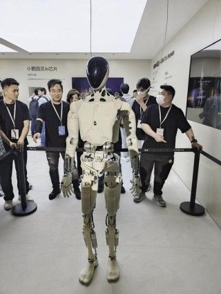 小鹏汽车展出全新人形机器人Iron