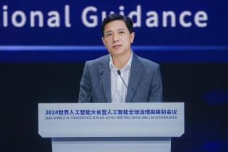 WAIC首日大佬定调AI：李彦宏说AI不会替代人，井贤栋点赞专业智能体