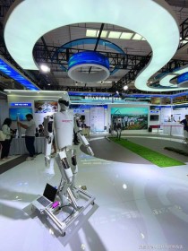YOGO ROBOT携AI机器人亮相2024C3不动产运营及服务高峰论坛