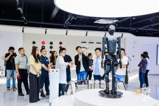普渡机器人多款产品矩阵亮相上海两场展会