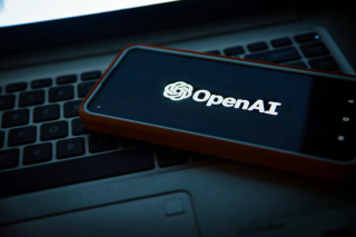 速递｜OpenAI千万元级政府定制服务曝光，国防与Grab成首批客户