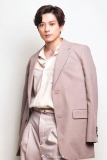 【寫真集】「日本國寶級帥哥」新田真剣佑推出首部寫真集～  遠赴韓國拍攝，盡現帥氣旅遊風！
