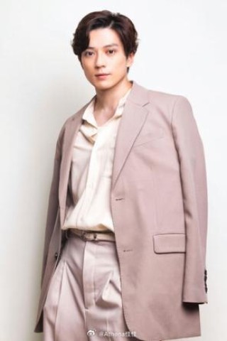 【寫真集】「日本國寶級帥哥」新田真剣佑推出首部寫真集～  遠赴韓國拍攝，盡現帥氣旅遊風！