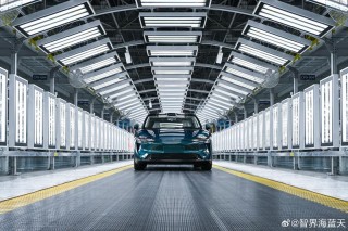 新款智界R7展车下线 预售价26.8万元起