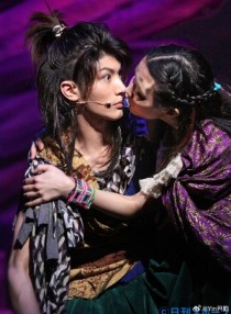 大概是最悲傷的版本。在好友三浦春馬逝世當天演唱GReeeeN名曲“奇蹟”，城田優淚灑舞台。
