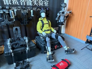 「外骨骼机器人」穿上它，“不行”变“步行”！