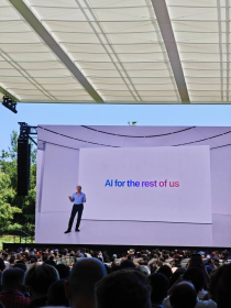 被马斯克炮轰的 Apple 智能，为什么更接近理想的 AI 形态？