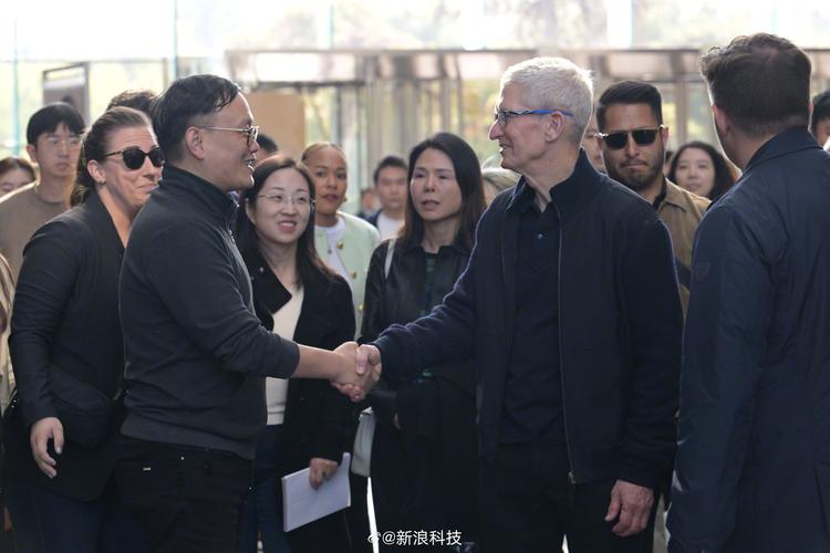iPhone15中国首发销量较前代下降 急得苹果CEO库克到访成都？  第1张