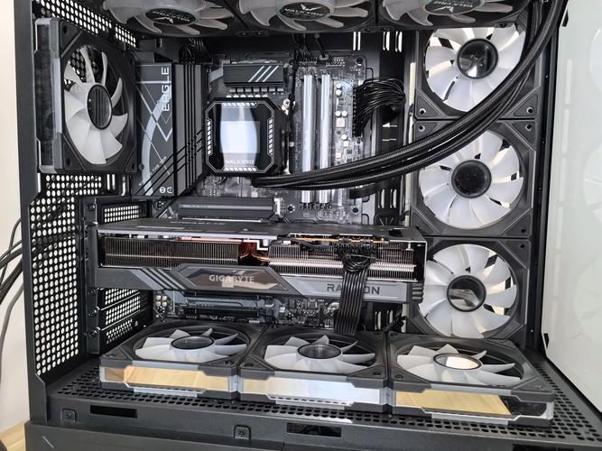 技嘉推出RX6900XT系列显卡:搭载 LCD 多功能屏幕与 RGB Fusion 2.0发光系统 第2张 技嘉推出RX6900XT系列显卡:搭载 LCD 多功能屏幕与 RGB Fusion 2.0发光系统 第2张