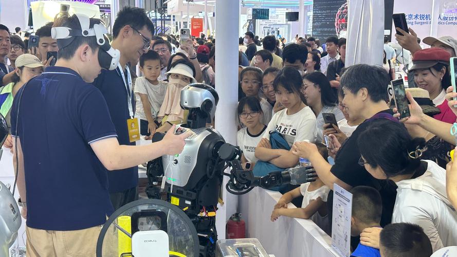 海尔和乐聚联合推出首台家务人形机器人 第1张 海尔和乐聚联合推出首台家务人形机器人 第1张