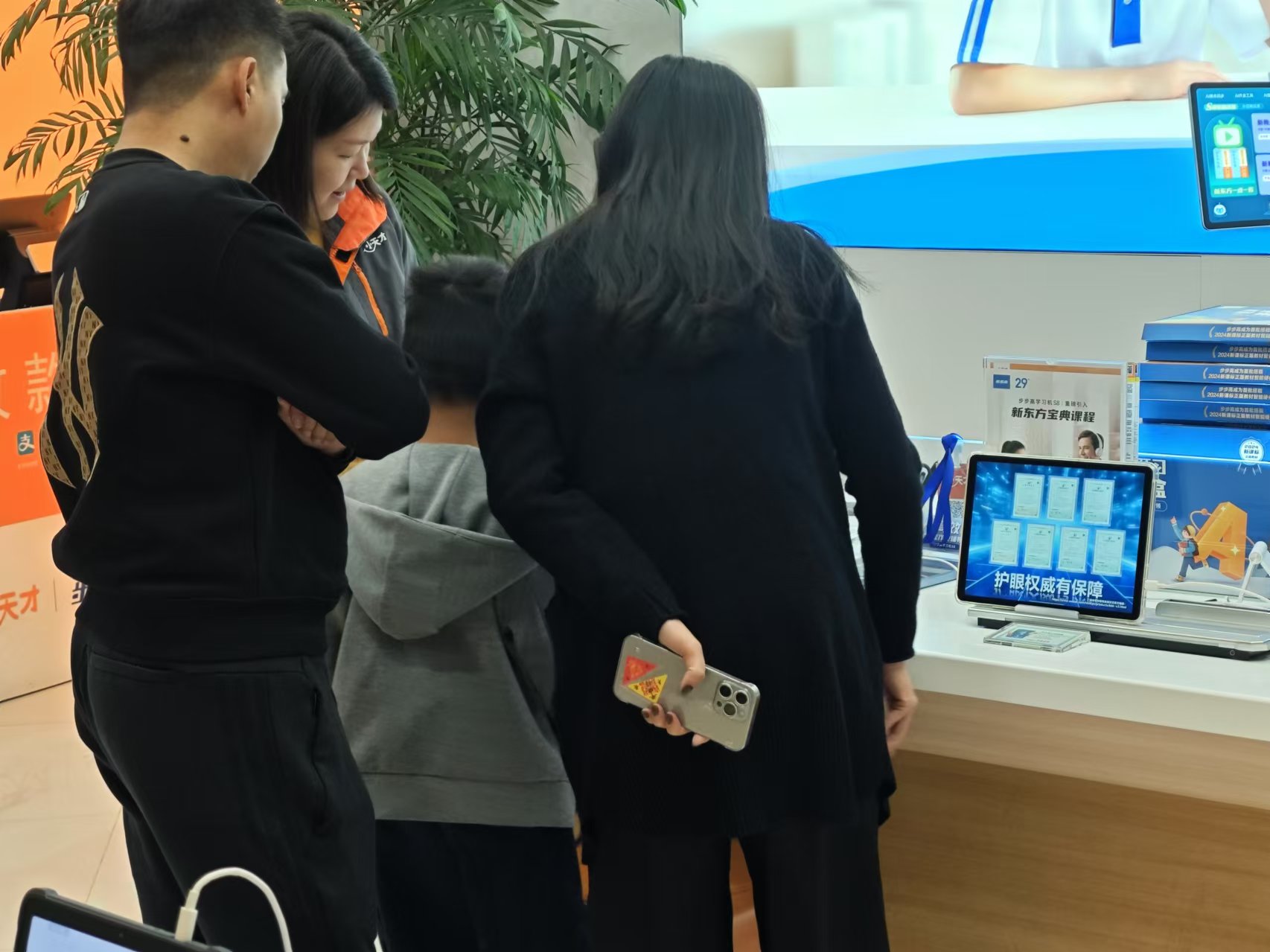 我去广州新华书店走了一圈，发现这里正被AI教育硬件包围  第7张
