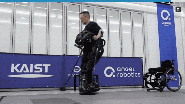 受「钢铁侠」启发，这款 AI 外骨骼能让截瘫患者重新站起来  第5张