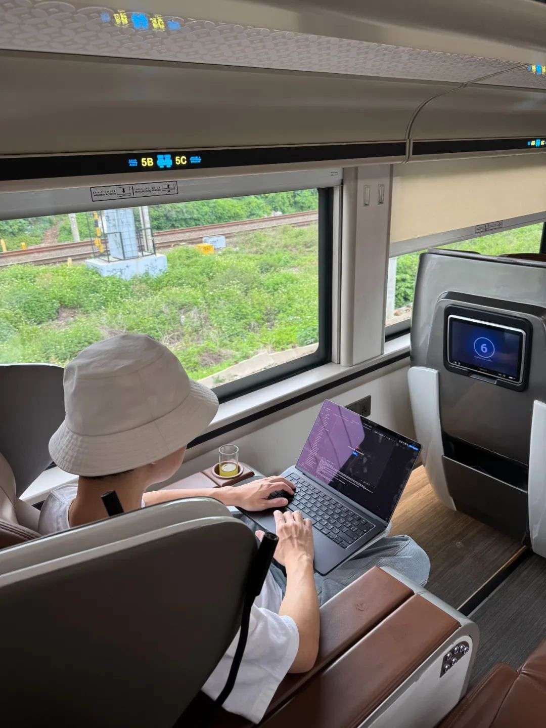 对话「小猫补光灯」陈云飞：35+岁大厂i人，用离职、旅居、AI开发来打破中年魔咒  第3张