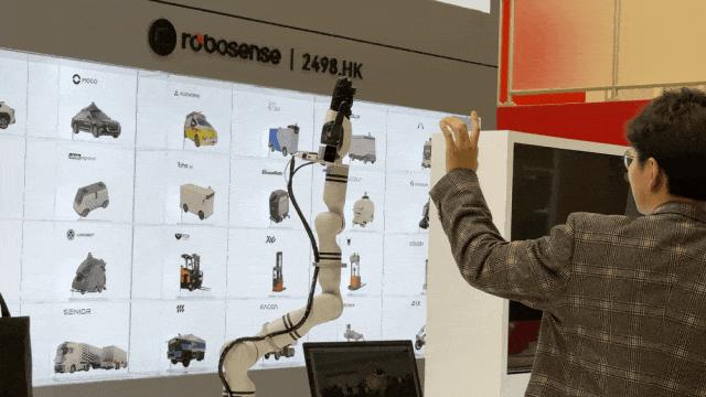 暴走4万步逛遍CES2025：十大方向最火，中企已上牌桌，万物皆可AI  第12张
