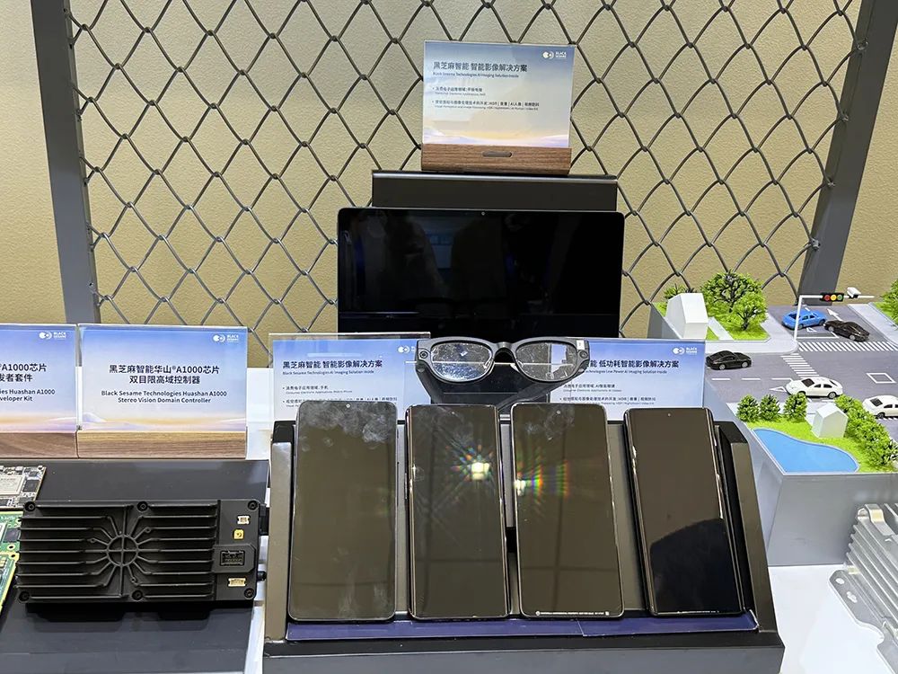 暴走4万步逛遍CES2025：十大方向最火，中企已上牌桌，万物皆可AI  第28张