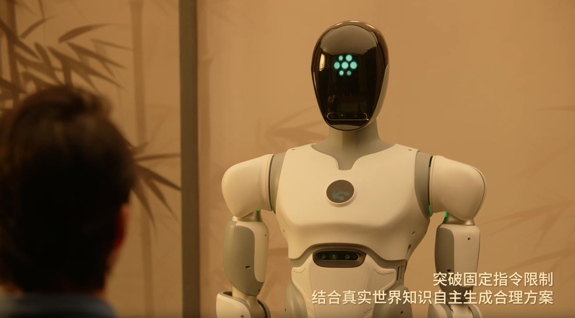 深圳又出了个智能机器人：DeepSeek加持，全球首款全域全身VLA  第2张