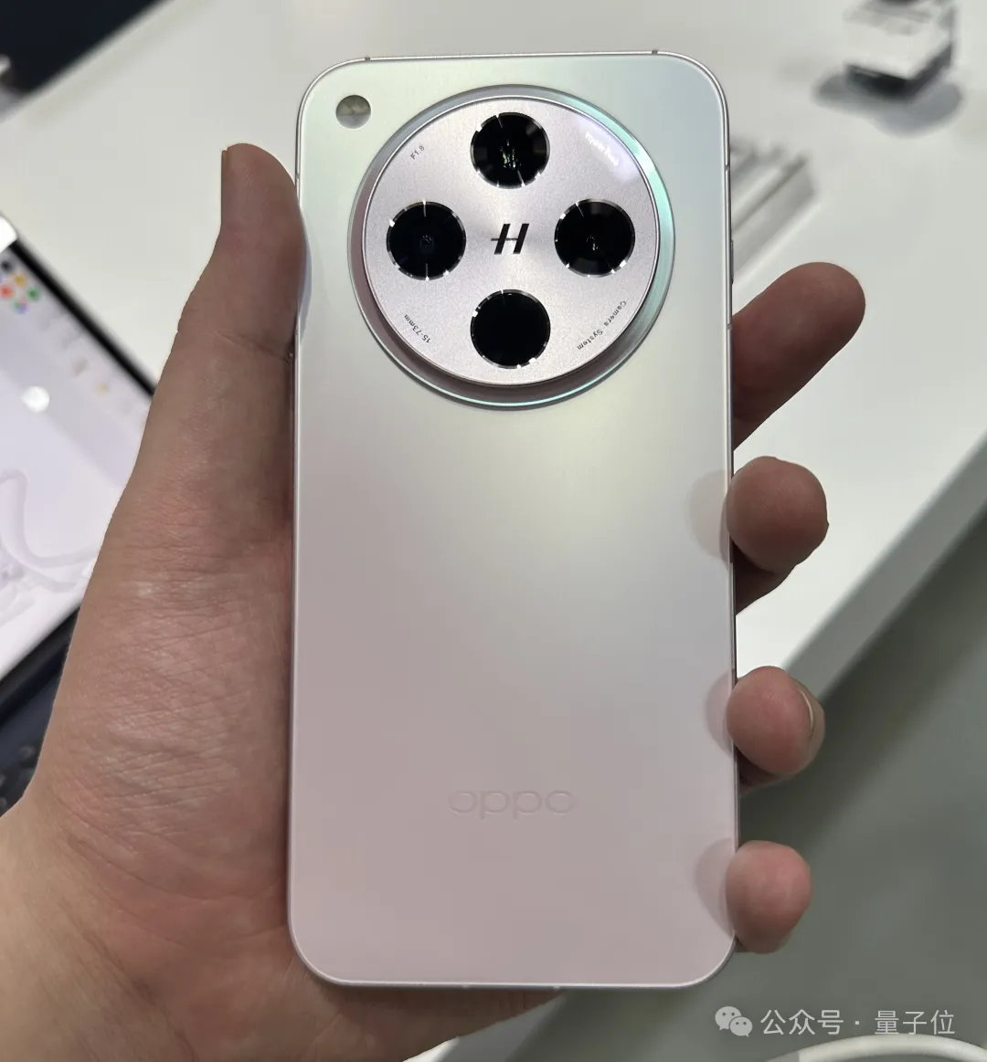 4199元起！OPPO新旗舰首发自研AI系统，随时随地一键问屏，Pro版还有iPhone 16同款物理快门  第1张