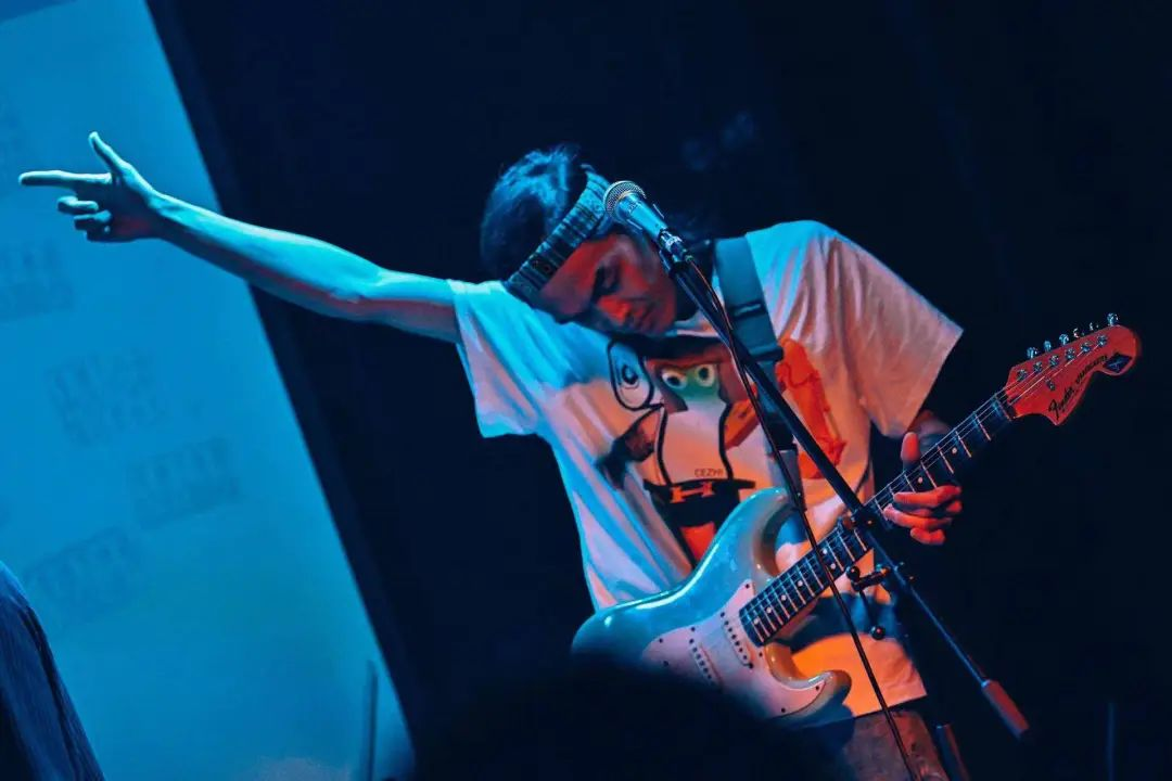 AI抖音洗脑神曲爆火，我们和五条人客座吉他手聊了聊：最大的限制在于人的想象力  第13张