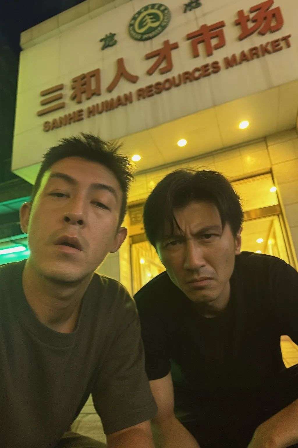 GPT4o生成的烂自拍，反而比我们更真实。  第14张