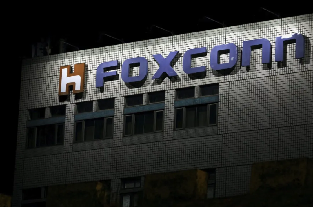 富士康开发出台湾首个推理大模型FoxBrain，性能落后于DeepSeek  第1张