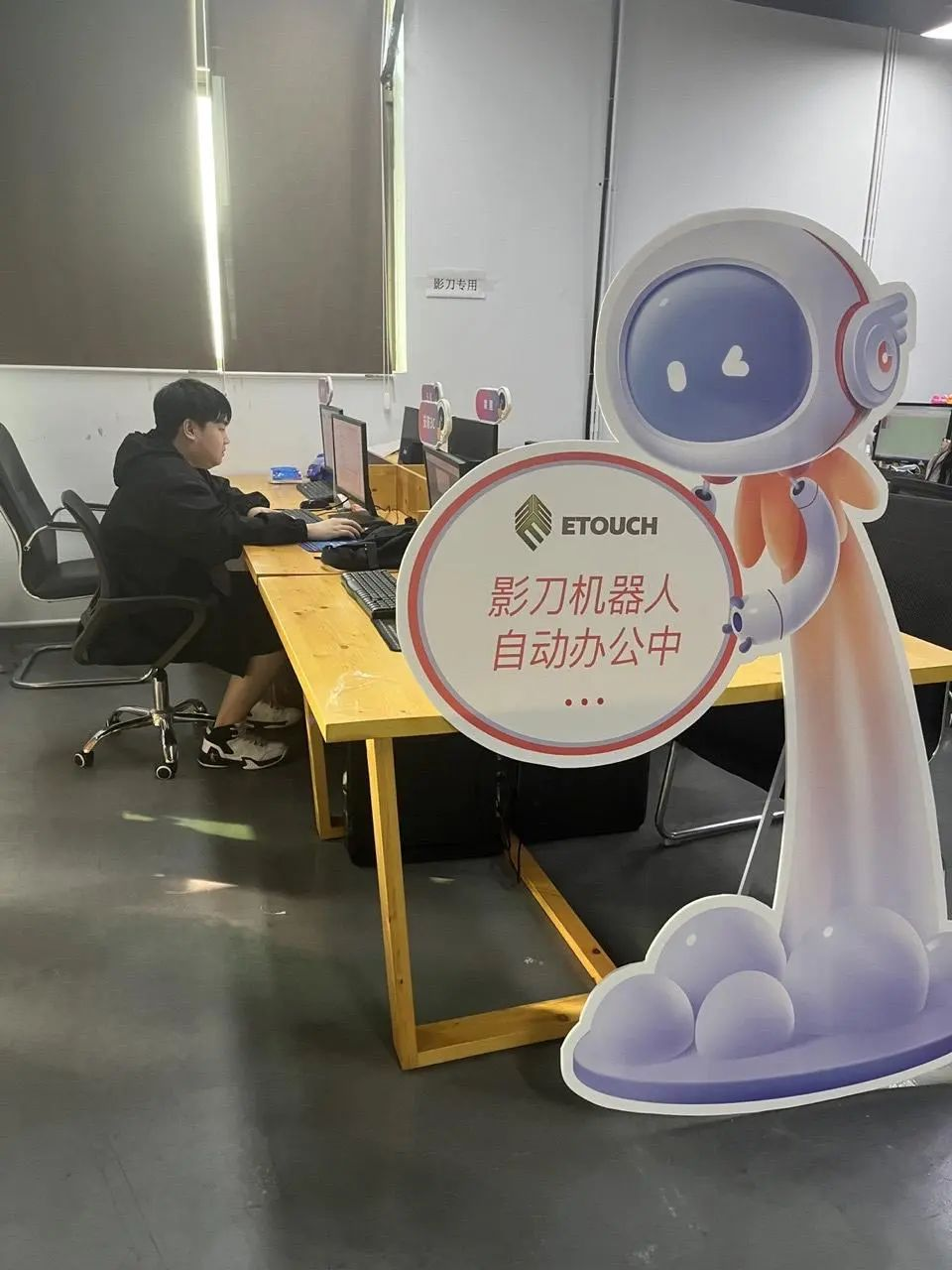 AI风口下的创业者，人力缩减一半，靠AI开了几十家店  第2张