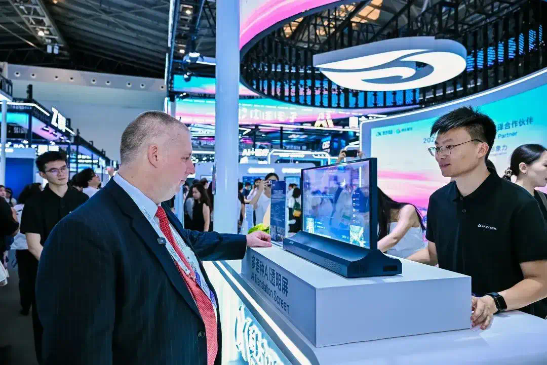 WAIC唯一指定C位，AI「国家队」又赢麻了！秒懂Hinton伦敦腔，现场杀疯老外狂点赞  第13张